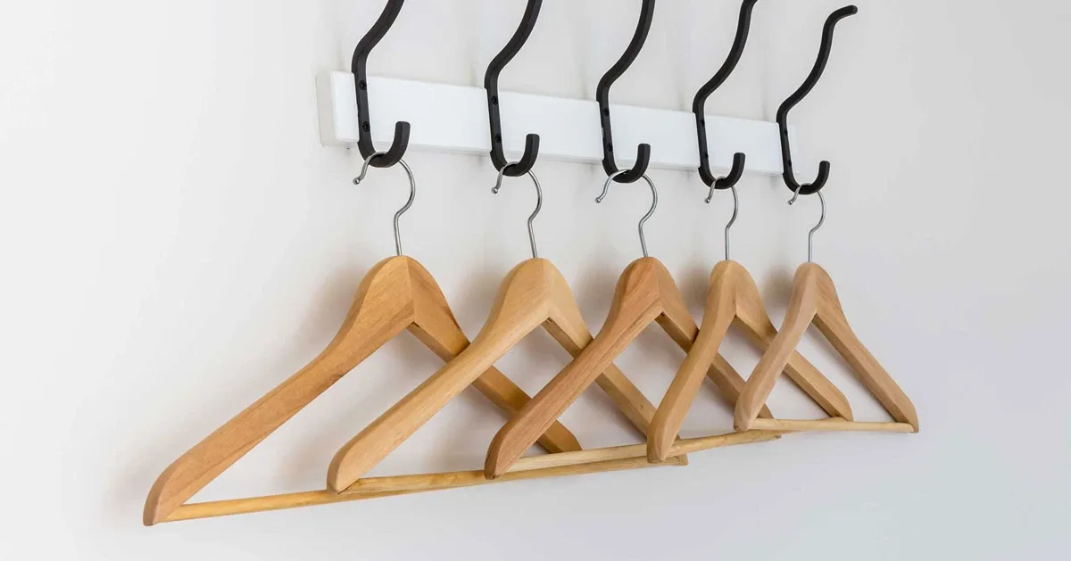 Discover the ideal wooden hanger types for shirts, pants, suits and delicate garments based on intelligent design features, dimensions and accessories.